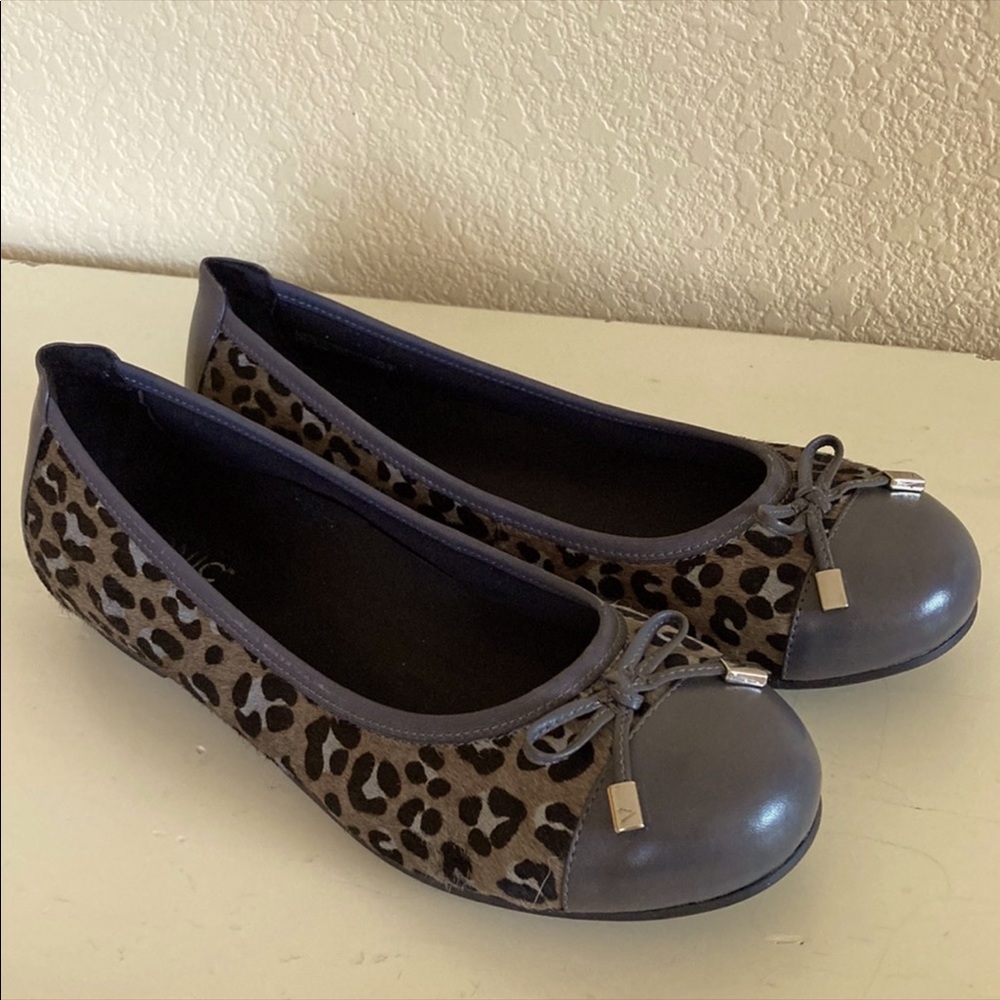 Like new Vionic leopard print ballet flats